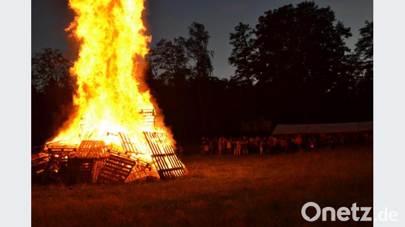Eine große Menschenmenge besuchte das Fest der &quot;Höhe 308&quot; und bewunderte das hoch lodernde Johannisfeuer. Bild: hcz