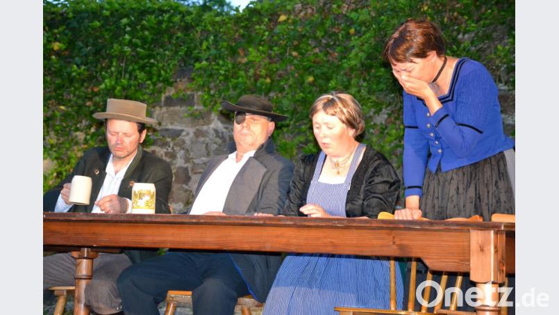 Agnes (Karin Prucker) weint um ihren Mann Martl. Bild: Lowak