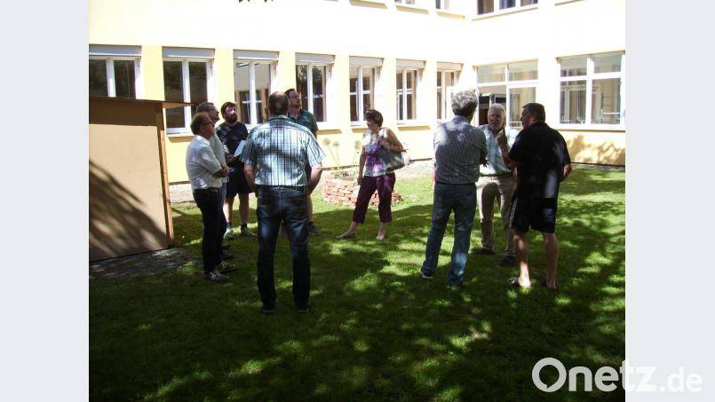 Gemeinsam mit Schulleiterin Ulrike Neiser (Mitte) sowie (von links) Bürgermeister Werner Walberer, Bauamtsmitarbeiter Lukas Emmerich und Hausmeister Markus Kneidl. bespricht der Bauausschuss die Neugestaltung des Innenhofes der Volksschule. Bild: bjp