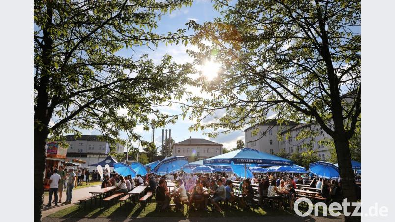 Wunderbarer Sonnenschein und fetzige Musik: Beim Campus-Fest trifft sich Jung und Alt, Studenten und Alumni am Abend vor dem Altstadtfest im Innenhof der Ostbayerischen Technischen Hochschule. Bild: Wolfgang Steinbacher