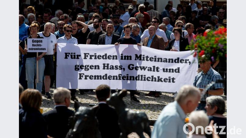 Zahlreiche Menschen nahmen in Wolfhagen an einer Mahnwache für Walter Lübcke teil. Bild: Swen Pförtner