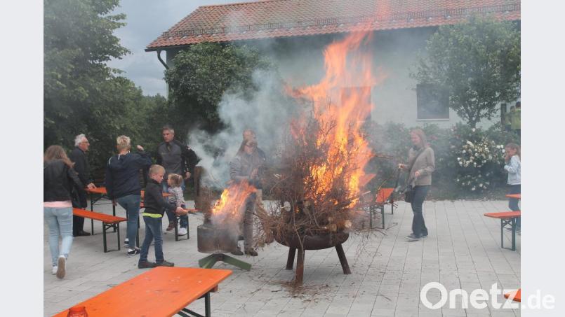Schnell lodern die Flammen empor. Bild: pi