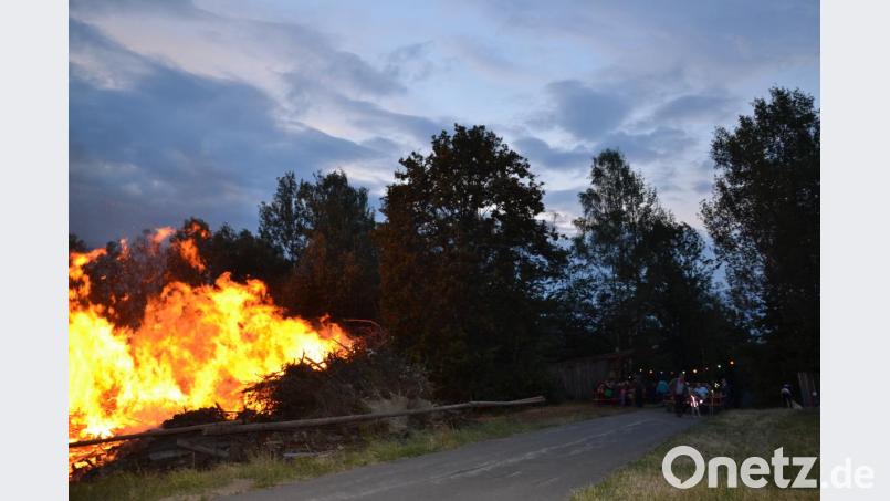 Der Schützenverein Heumaden entzündete heuer das Johannisfeuer auf der „Hohen Trift“ einer Anhöhe über Heumaden. Zahlreich waren die Besucher, ja ganze Familien zur „Kannesfeier“ gekommen. Bild: gi