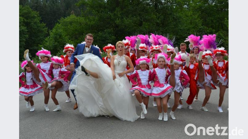 Gardetanz ist auch im Brautkleid möglich. Das beweist Jenny Helgert nach der kirchlichen Trauung in Johannisthal. Auch Bräutigam Manuel Zeitler hält gut mit. Bild: Lowak