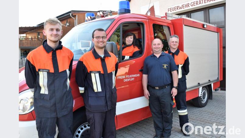 Die Dießfurter Feuerwehr hat neue Fahrzeuglenker. Die Mitglieder (von links) Florian Helgert, Lukas Lorenz und Janina Ficker (Prüflinge) stellen sich Prüfer Jürgen Haider und Ausbilder Konrad Helgert zu einem Foto auf. Bild: whw