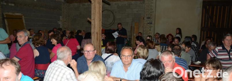 Im Stodl rückten die Schützen zusammen, während draußen ein Gewitter tobte. Bild: ker