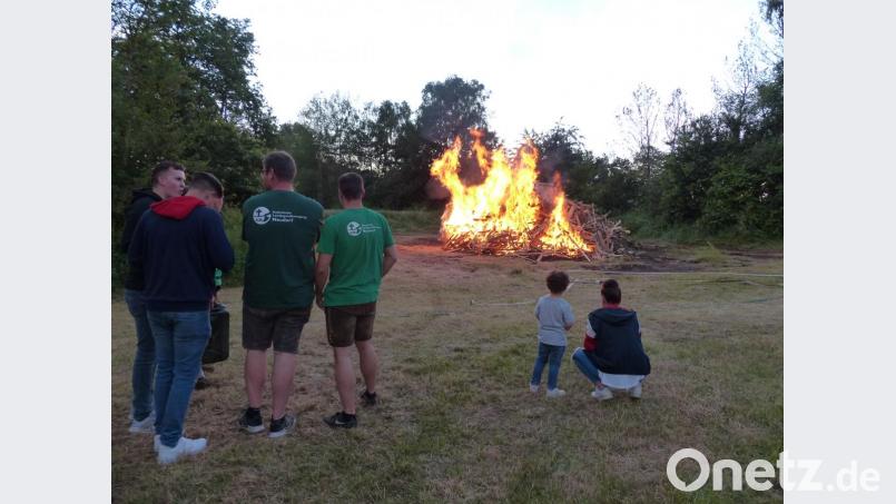 Erwachsene und Kinder sind immer wieder vom Johannisfeuer begeistert Bild: hme