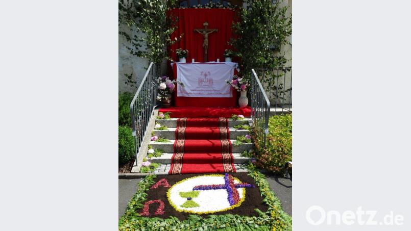 Prächtige Altäre und farbenfrohe Blumenteppiche wurden von den Trevesener errichtet. Bild: twg