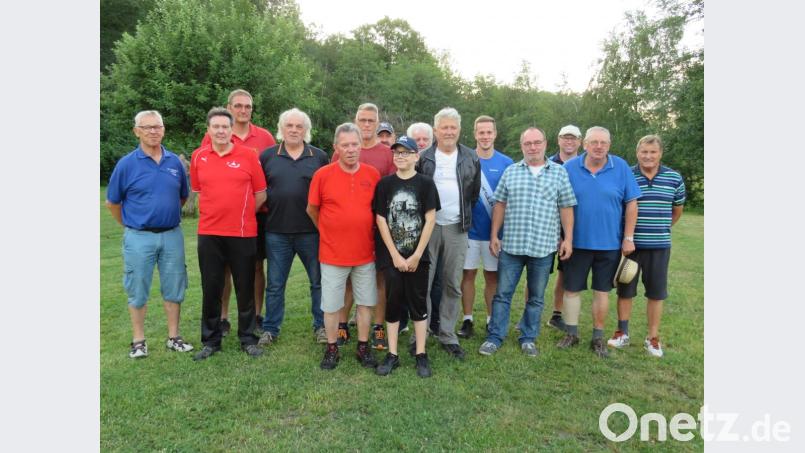 Vier Hobbymannschaften spielen beim Johannisturnier der BSG Beyer & Co. um die Preise. Wettbewerbsleiter Alois Fröhlich (Zweiter von rechts) gratuliert den Siegern. Bild: adj
