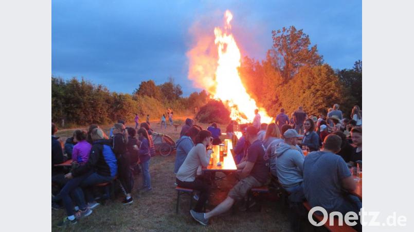Zahlreiche Gäste verbringen am Johannisfeuer einen schönen Abend. Bild: adj