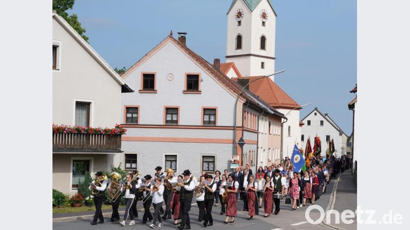 Nach dem Festgottesdienst geht der große Festzug zusammen mit Pfarrer Norbert Götz zur großen Feier der Kirchweih. Bild: fvo