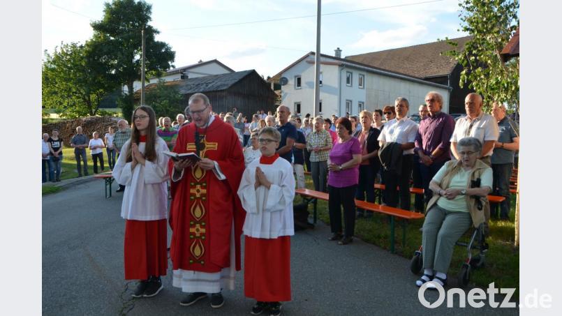 Einen prächtigen Gottesdienst feierten die Gläubigen mit Kaplan Ulrich Eigendorf auf dem Dorfplatz in Obernankau zu Ehren des Kreuzes. Bild: dob