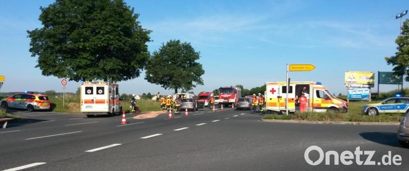 Im Kreuzungsbereich auf der B22 bei Kemnath kam es am Montagmorgen zu einem Verkehrsunfall. Dabei wurden zwei Personen verletzt. Bild: mde