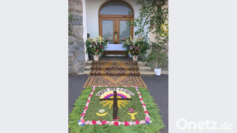 Der Altar am Rathaus, den der Pfarrgemeinderat gestaltet hat. Bild: sip