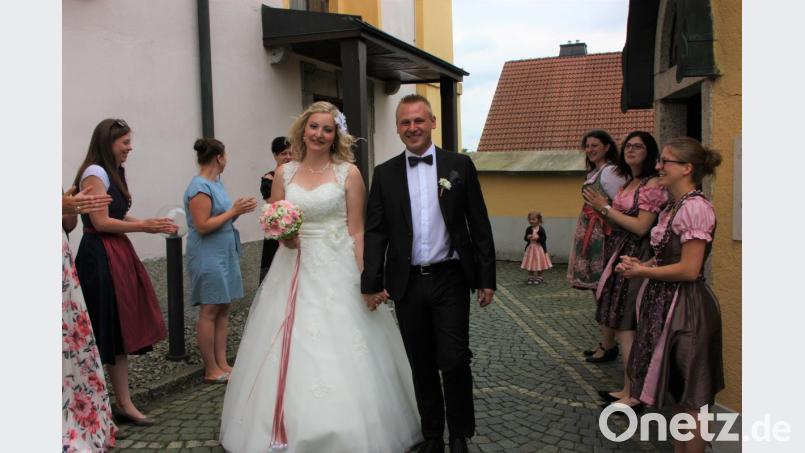 Eine Abordnung der ehemaligen Festdamen des Schützenvereins Liebenstein und eine große Gästeschar erwarteten das frisch vermählte Paar vor der Kirche St. Laurentius in Stein. Bild: flt