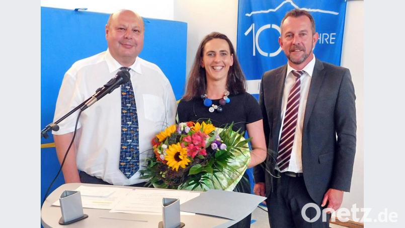 Aufsichtsratsvorsitzender Konrad Wolf (links) und Bankenvorstand Peter Porsch verabschieden Simone Walter aus dem Gremium. Bild: hai
