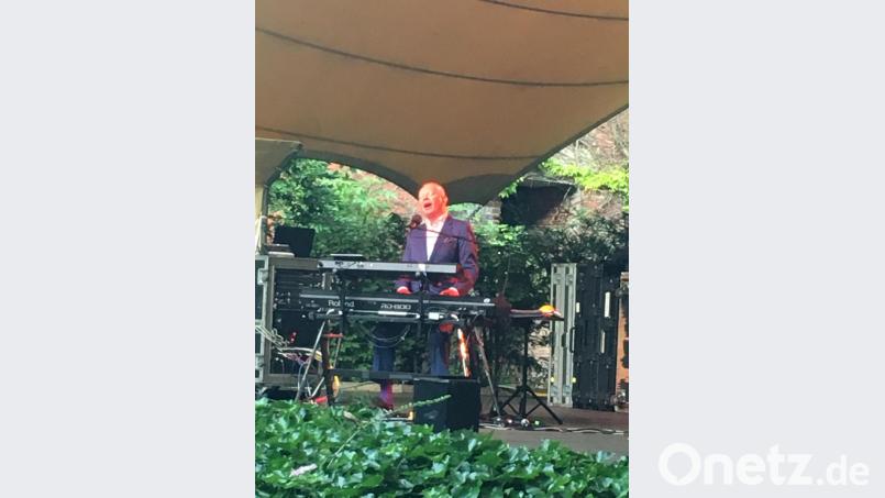 Alte weiße Männer haben nicht mehr das beste Image. Oft zu unrecht: Die Gegenbeispiele leuchten am Sonntag in Franken. Joe Jackson (Bild) verzaubert den Serenadenhof in Nürnberg, Sting singt zur gleichen Zeit auf dem Jahngelände in Forchheim. Bild: phs