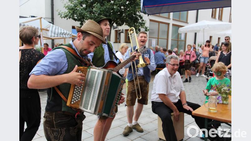 Die „Winterleitn Musi“ holte sich beim Fest nicht nur geistliche Unterstützung bei Pfarrer Hannes Lorenz Bild: bph