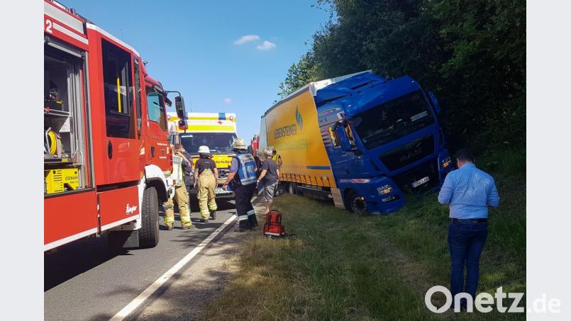 Geraume Zeit nahm am Montagnachmittag die Bergung des Lasters bei Burggrub in Anspruch. Die Absicherung der Unfallstelle und die Reinigung der Fahrbahn übernahmen die örtlichen Rettungskräfte, die auch dem Abschleppunternehmer hilfreich unter die Arme griffen. Bild: rw Bild: rw