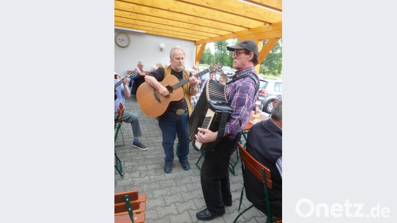 Mit Gitarre, Akkordeon und Gesang stellten Hans Schlehuber (links) und Bernhard Jambor ihr Können unter Beweis. Bild: mad