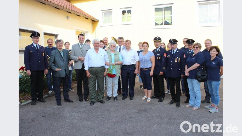 Otto Mehltretter (Siebter von links) mit Ehefrau Christa im Kreis der großen Gratulantenschar zu seinem 80. Geburtstag. Unter anderem wünschten Landrat Thomas Ebeling und die Bürgermeister Martin Birner und Margit Reichl alles Gute. Bild: pko