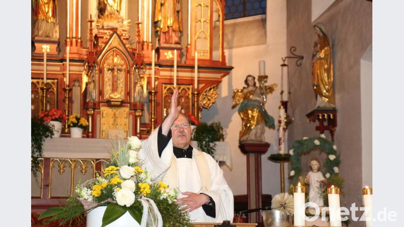 Pfarrer Heribert Stretz spendet den Pilgersegen. Bild: rpp