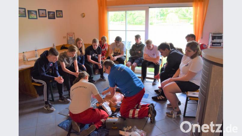 Ist ein Mensch aus dem Wasser geborgen und ein Herz-Kreislaufstillstand festgestellt - wie geht es dann mit der Hilfeleistung weiter? Die Teilnehmer werden auch hier in Theorie und Praxis fit gemacht. Bild: myd