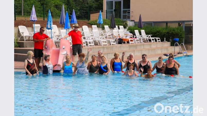 Gut besucht war die erste Aqua-Jogging-Stunde des Generationen-Netzwerks. Mit auf dem Bild (hinterer Reihe stehend von links) Bademeister Mohammed Naim und Projektleiter Roland Lochner. Bild: njn
