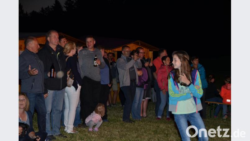 Vom Johannisfeuer geht eine geheimnisvolle Atmosphäre aus, die Groß und Klein gleichermaßen verzaubert Bild: dob