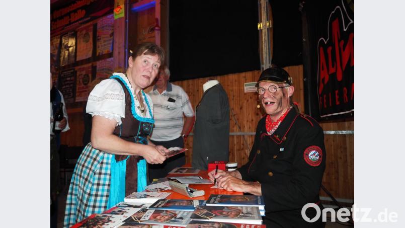 Autogrammstunde mit Norbert Neugirg. Bild: krb