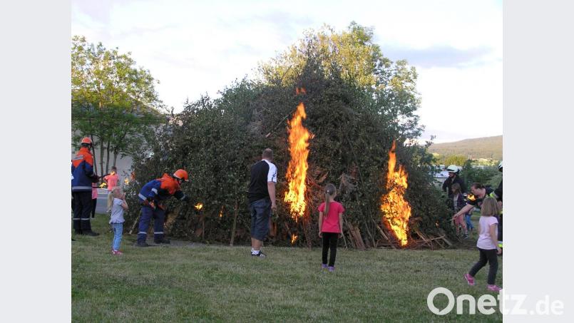 Kinder mit brennenden Fackeln durften gemeinsam mit Feuerwehrmitgliedern das Feuer entzünden. Bild: öt