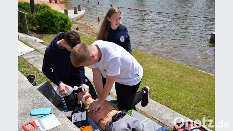 Auch Herz-Lungen-Wiederbelebung unter Einsatz von Ambubeutel und Larynxtubus üben die jungen Retter. Bild: myd