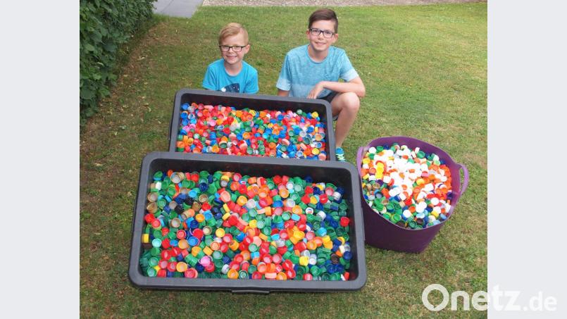 Felix (links) und Fabian Schwendtner mit den von ihnen gesammelten rund 5000 Deckeln von Kunststoffflaschen. Bild: sön