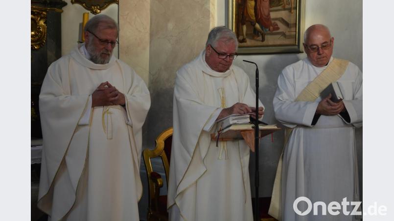 Prediger Pfarrer Edgar Neidinger (Mitte), hier mit Pfarrseelsorger Pater Benedikt Leitmayr (links) und Pater Karl Pemsl, war zum wiederholten Mal Prediger und Hauptzelebrant bei einem Resl-Gebetstag. Bild: jr