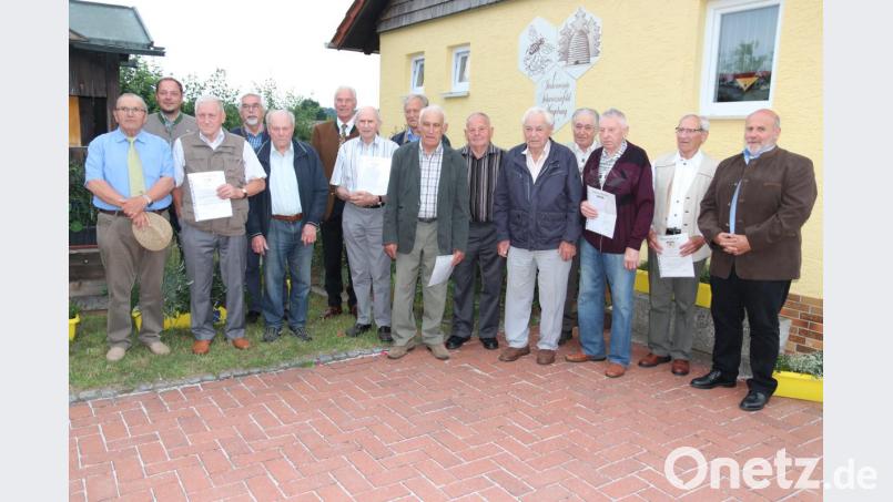Diese Mitglieder haben alle das 80. Lebensjahr vollendet und wurden mit einer Ehrenurkunde ausgezeichnet. Bild: ral