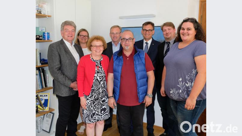 Efstathios Panagiotou (Mitte) ist der erste Bewerber aus einer Partnerstadt, der in Amberg als Fachkraft arbeitet. Mit ihm freuen sich (von links) Franz Mertel (ehemaliger Europa-Referent), Gaby Scharf-Ehbauer von der Stadt, Bürgermeisterin Brigitte Netta, Manfred Tröppl (Arbeitsagentur), Mertels Nachfolger Jens Wein, Christoph Fuchs (Gewerbebau) und Sibylle Sandner. Bild: Gisela Kind/exb