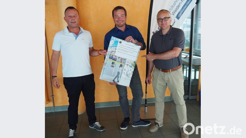 Sie laden zur Wanderausstellung des Deutschen Bundestags ein (von links): VHS-Geschäftsführer Stefan Frischholz, Bundestagsabgeordneter Uli Grötsch und VHS-Bereichsleiter
Harald Krämer. Bild: Bühner