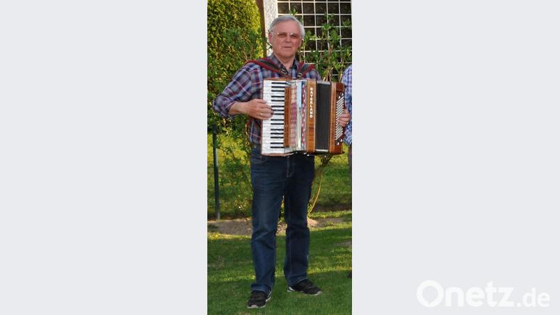 Manfred Riedl ist ein versierter Musiker, der Wiesauer Ex-"Amoradas"-Chef beherrscht mehrere Instrumente. Bild: exb