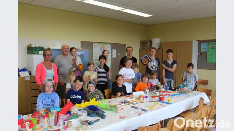 Die &quot;stacheligen Kulmkids&quot; basteln für das Neustadt-Treffen. Bild: lrh