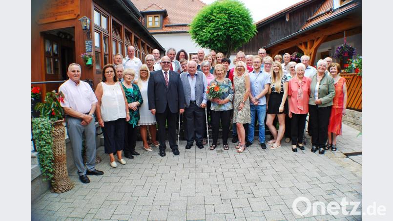 Zum 80. Geburtstag von Christof Schöner (vorne, Bildmitte) gratulierten Ehefrau Agnes (mit Blumenstrauß), Bürgermeister Klaus Meyer (links daneben), die Töchter Christine und Gudrun (rechts neben dem Jubilar und seiner Ehefrau) sowie Verwandte und Vertreter der Vereine. Bild: enz