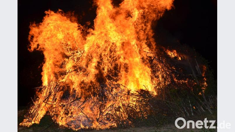 Vom Johannisfeuer geht eine geheimnisvolle Atmosphäre aus, die Groß und Klein gleichermaßen verzaubert Bild: dob