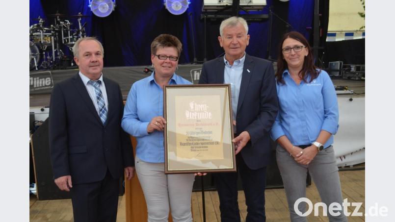 BLSV-Kreisvorsitzender Ernst Werner (Zweiter von rechts) überreicht mit Schirmherr Gerhard Scharl (links) die Ehrenurkunde des Bayerischen Landessportverbands. Bild: fz