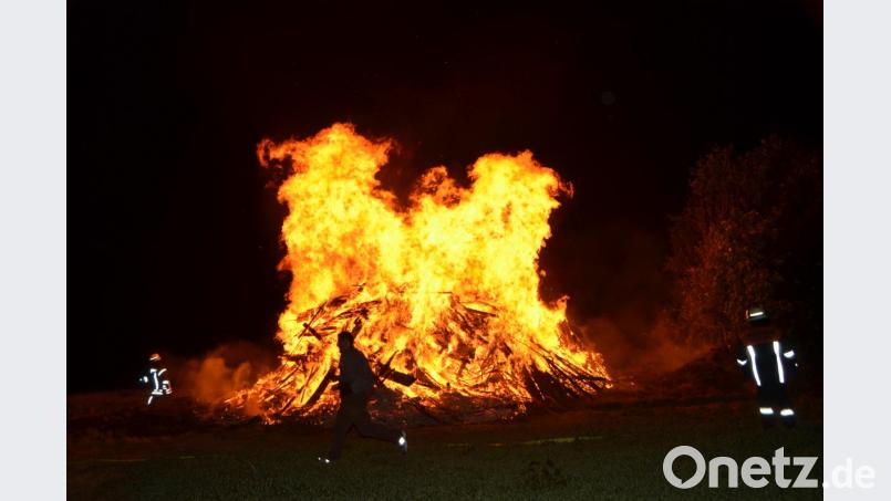 Vom Johannisfeuer geht eine geheimnisvolle Atmosphäre aus, die Groß und Klein gleichermaßen verzaubert Bild: dob