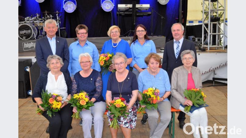 Auf die fünf Gründungsmitglieder (sitzend) und die Gründungsvorsitzende Hildegard Sichert (stehend, Mitte) sind die beiden derzeitigen Vorsitzenden Birgit Krug (Zweite von links) und Dagmar Gebhardt (Zweite von rechts) stolz. Bild: fz