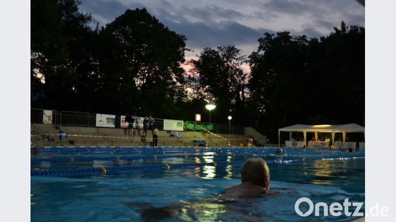 Frühmorgens um 5 Uhr dem Sonnenaufgang entgegen. Vor zwei Jahren verzeichnete das 24-Stunden-Schwimmen 2440 Teilnehmer, die insgesamt 3092 Kilometer im Becken des Hockermühlbads zurücklegten. Bild: tk