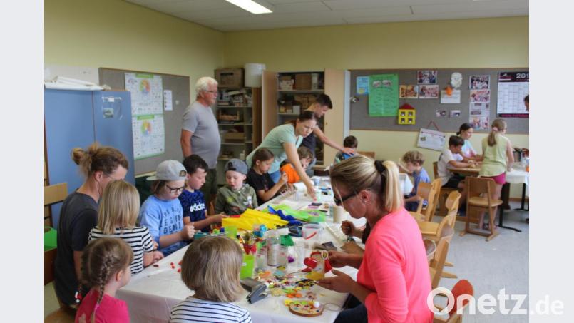 Die Stacheligen Kulmkids basteln für das Neustadt-Treffen. Bild: lrh