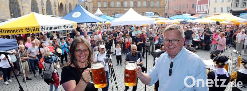 Maria Frank vom Amberger Congressmarketing (links) bei der offiziellen Altstadtfest-Eröffnung am Marktplatz in Amberg. Bild: Wolfgang Steinbacher