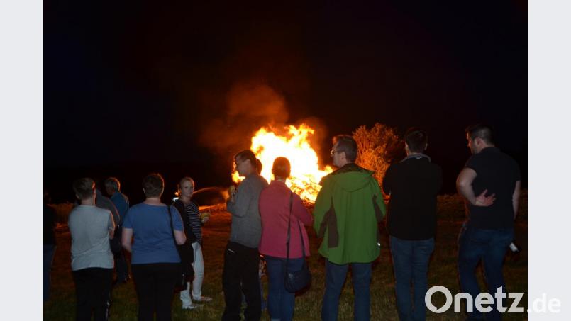 Vom Johannisfeuer geht eine geheimnisvolle Atmosphäre aus, die Groß und Klein gleichermaßen verzaubert Bild: dob