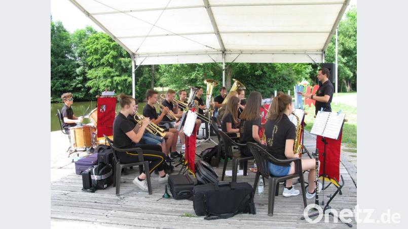 Viel Beifall erhalten die Kemnather Jugendblaskapelle und ihr Dirigent René Bauer (rechts) beim ersten Seebühnenkonzert in dieser Saison. Bild: jzk