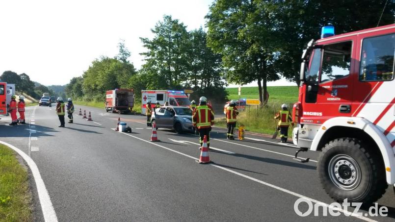 Im Kreuzungsbereich auf der B22 bei Kemnath kam es am Montagmorgen zu einem Verkehrsunfall. Dabei wurden zwei Personen verletzt. Bild: mde